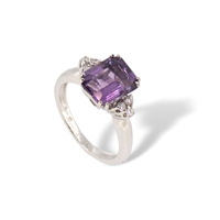 Anello fantasia da donna in oro bianco 18 kt con ametista rettangolare e diamanti naturali – 5.40 g – 2.30 ct ametista e 0.06 ct diamanti – Idee Preziose dal 1987 - IP.AK18B/1C